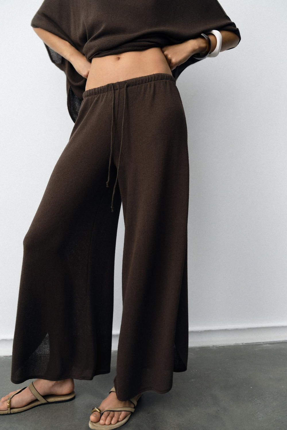 ZARA БРЮКИ ИЗ ФАКТУРНОЙ ТКАНИ С РАЗРЕЗАМИ, КОРИЧНЕВЫЙ