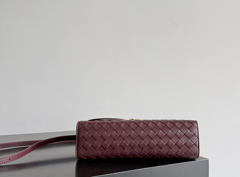 Сумка Bottega Veneta Andiamo Clutch — бордовая — фото 4