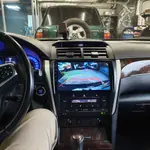 Магнитола для Toyota Camry 55 2014-2018 (рамка серебристо-черная) - Teyes CC2 PLUS монитор 10.1" QLED, Android 10, Быстрая, SIM-слот