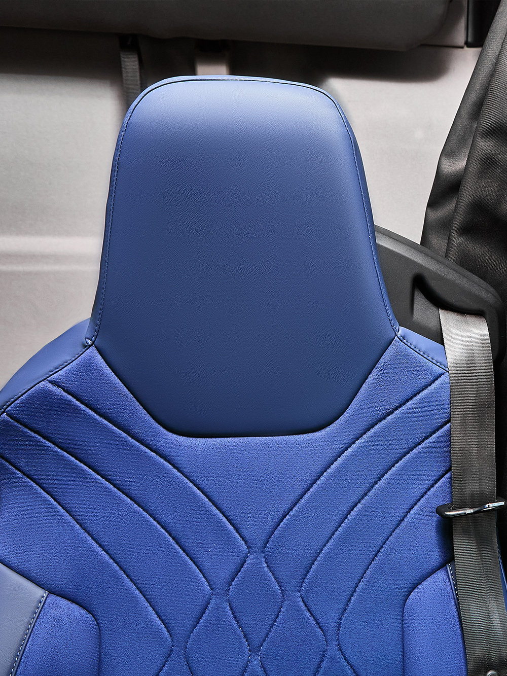 Чехлы Люкс MAN TGX, TGS с 2021 года без регулировки ремня безопасности водителя по высоте (экокожа, синий, синяя вставка)