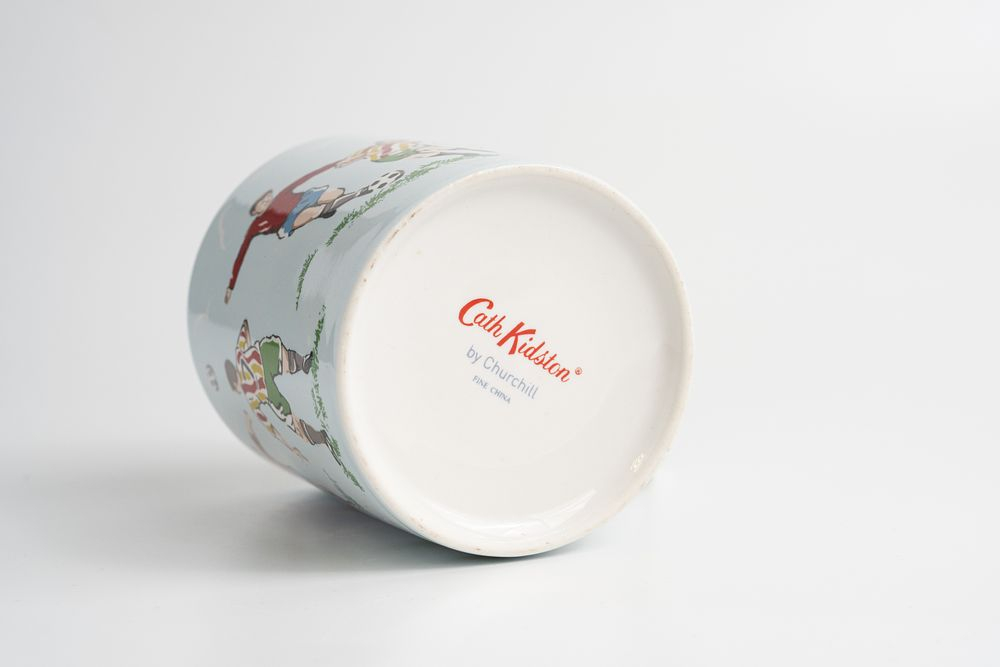 Коллекционная чашка с изображением играющих в футбол из серии «Cath Kidston»