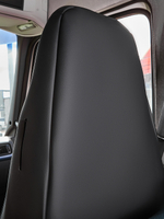Чехлы Люкс VOLVO FH-13 после 2018 года: водитель от сиденья, пассажир от стойки кабины (один вырез под ремень) (экокожа, черный, синяя вставка)
