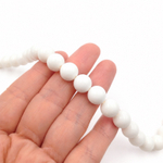 Бусины белая натуральная ТРИДАКНА, шар 10мм; нить 38см