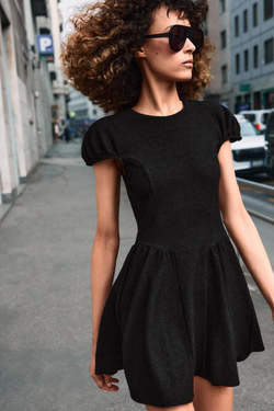 ZARA ПЛАТЬЕ ИЗ БУКЛЕ С ОБЪЕМНЫМИ РУКАВАМИ, ЧЕРНЫЙ