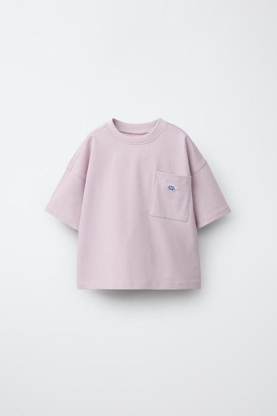 ZARA ФУТБОЛКА С НАШИВКОЙ И КАРМАНОМ, ЦВЕТ МАЛЬВЫ