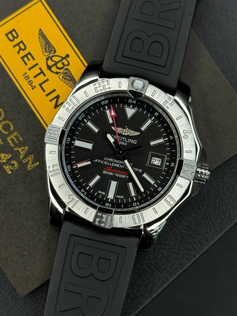 Часы Breitling Avenger II GMT V1731010
