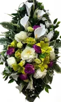 Венок для кладбища из искусственных белых калл, пионов и фиолетовых роз