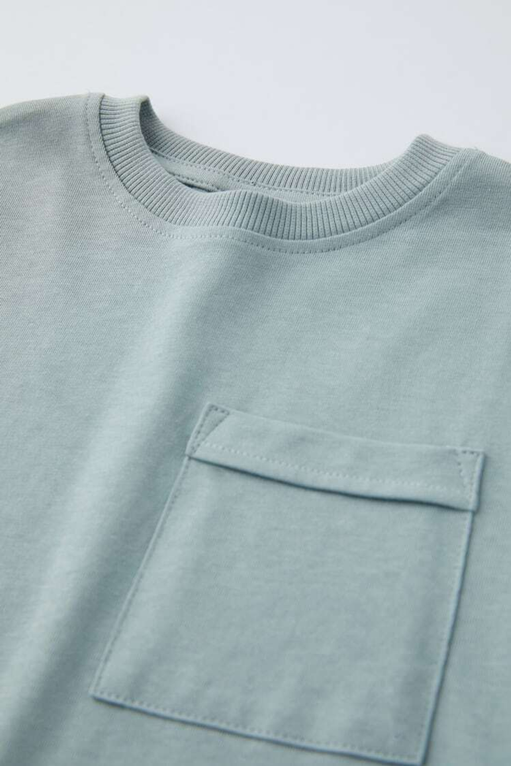 ZARA ОДНОТОННАЯ ФУТБОЛКА С КАРМАНОМ, СЕРО-СИНИЙ