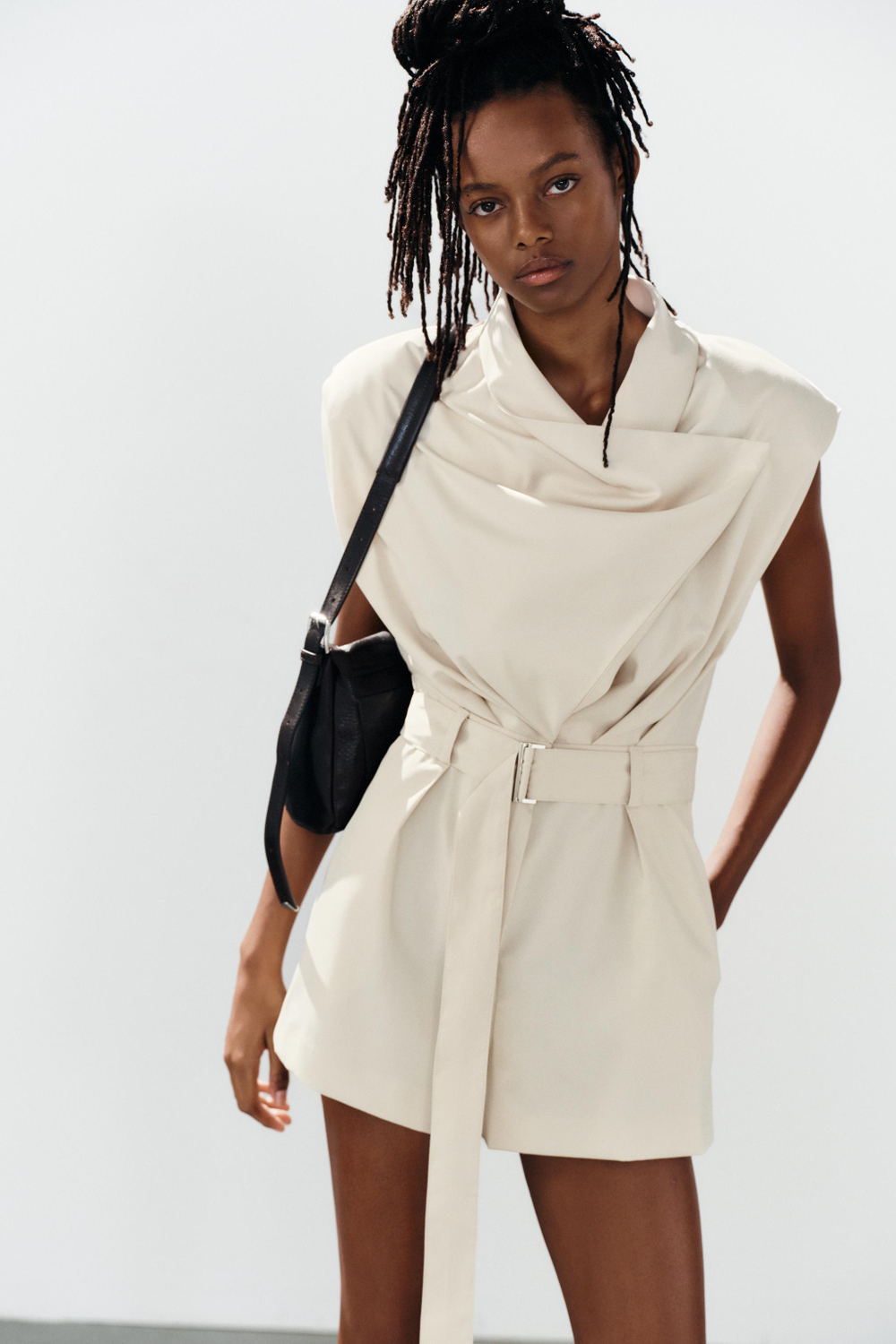 КОРОТКИЙ КОМБИНЕЗОН С ПОДПЛЕЧНИКАМИ И ПОЯСОМ — ZARA