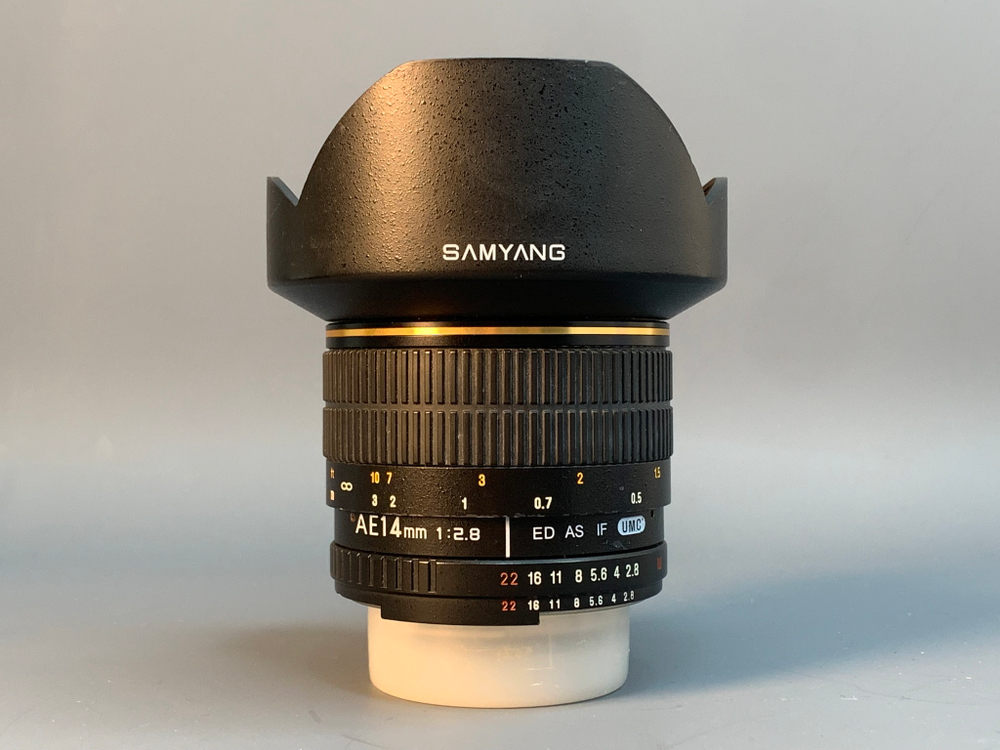 Samyang 14mm f/2.8 ED AS IF UMC Nikon F царапины на передней линзе