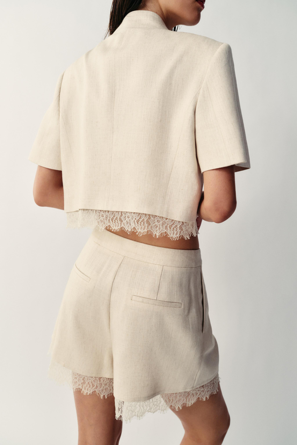 КОРОТКИЙ БЛЕЙЗЕР С КРУЖЕВНОЙ ОТДЕЛКОЙ — ZARA