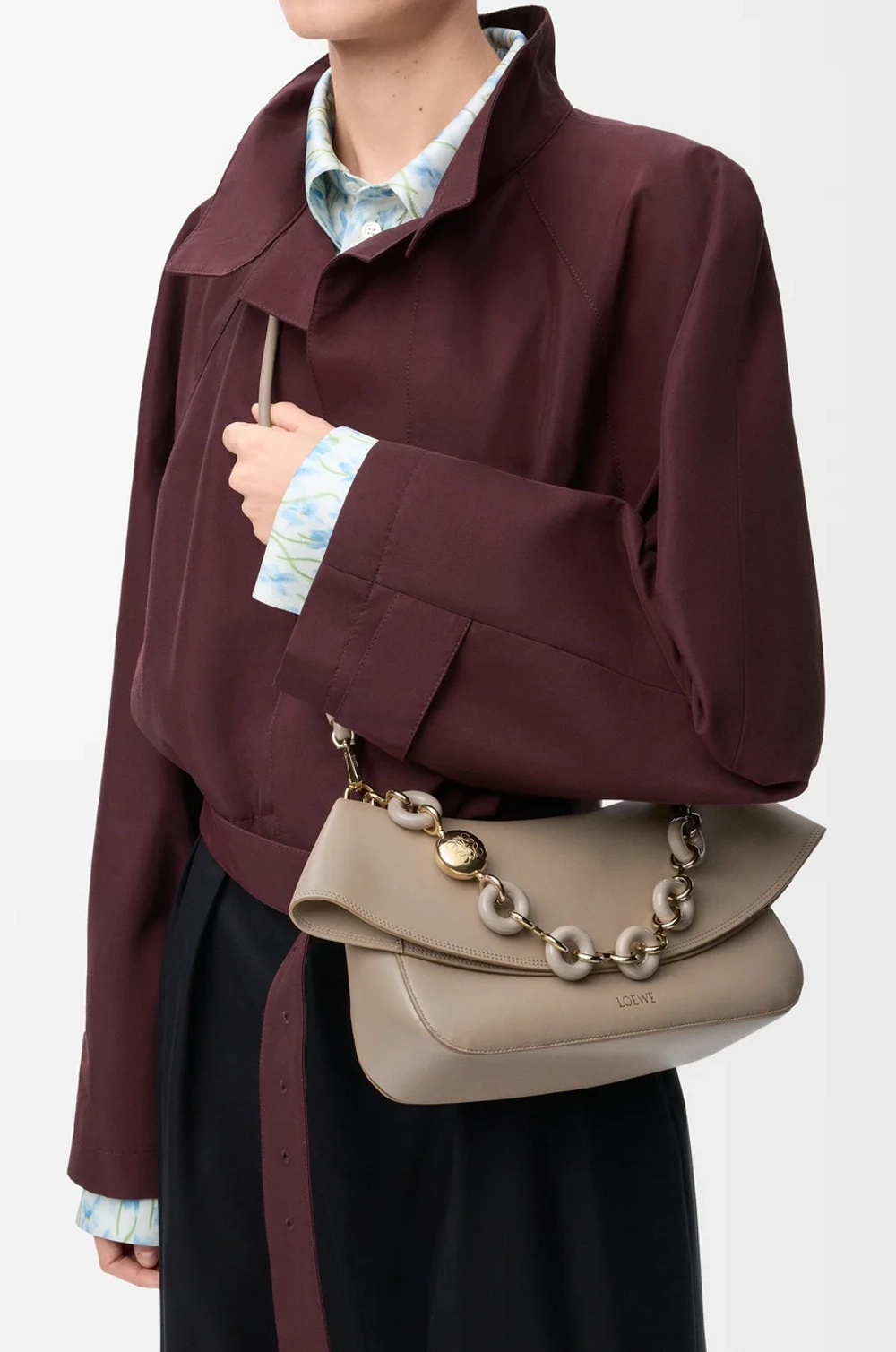 Loewe Средняя сумка Ola из гладкой телячьей кожи, песочный