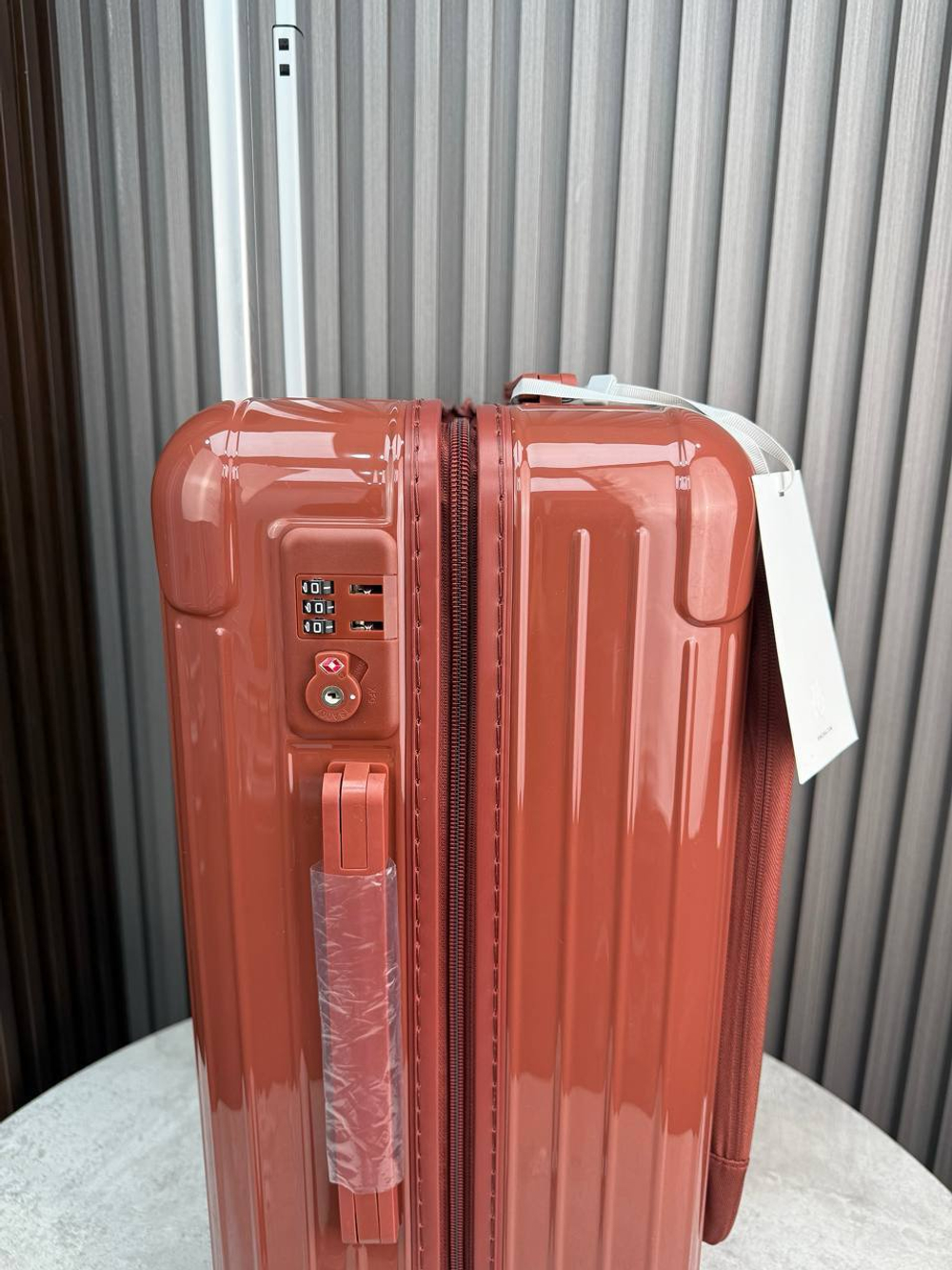 Дорожный чемодан Rimowa Essential Sleeve Cabin с карманом для ноутбука