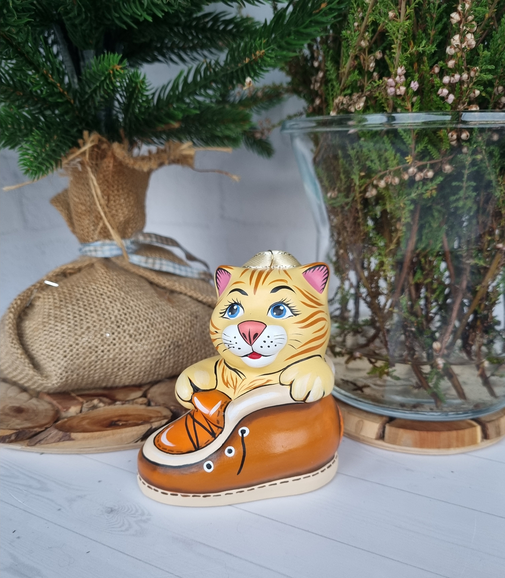 Котик в ботинке ёлочная игрушка из фарфора