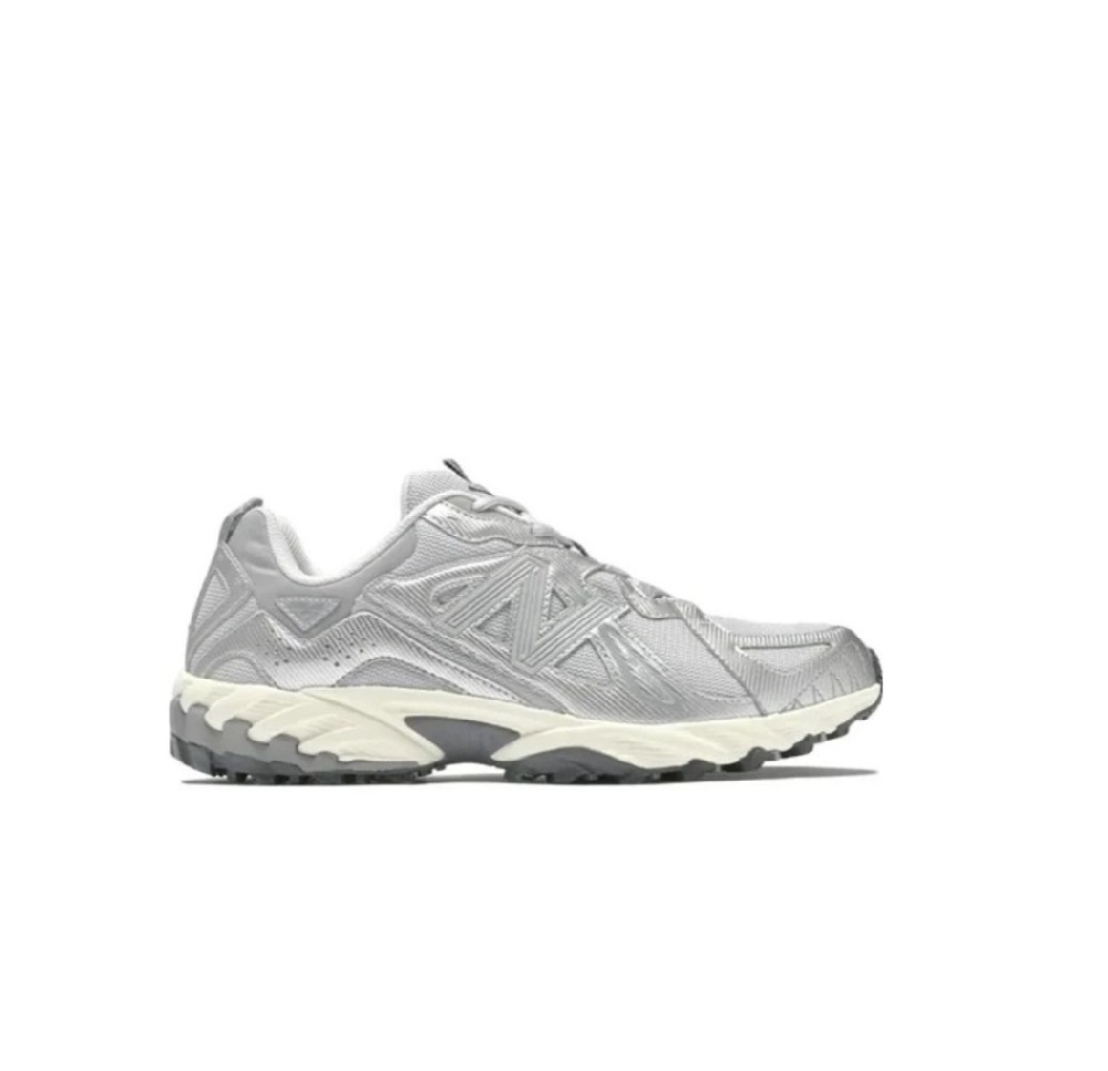 alt="New Balance 610T Castlerock ML610TAU серебристо-серые трейловые кроссовки вид сбоку на белом фоне"