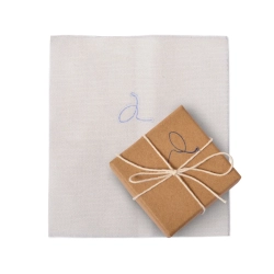 браслет из неровного белого жемчуга с красной кистью