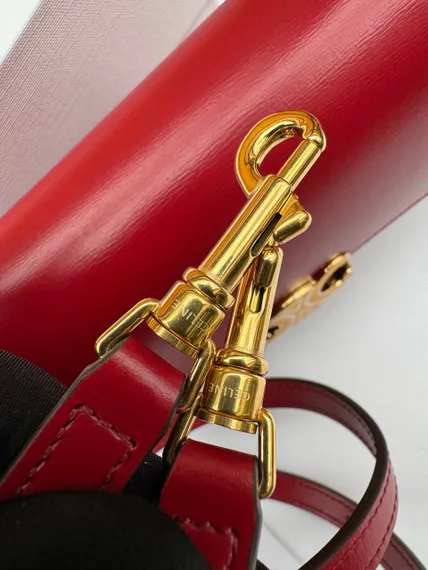 Сумку CELINE LOLA IN SHINY CALFSKIN красный