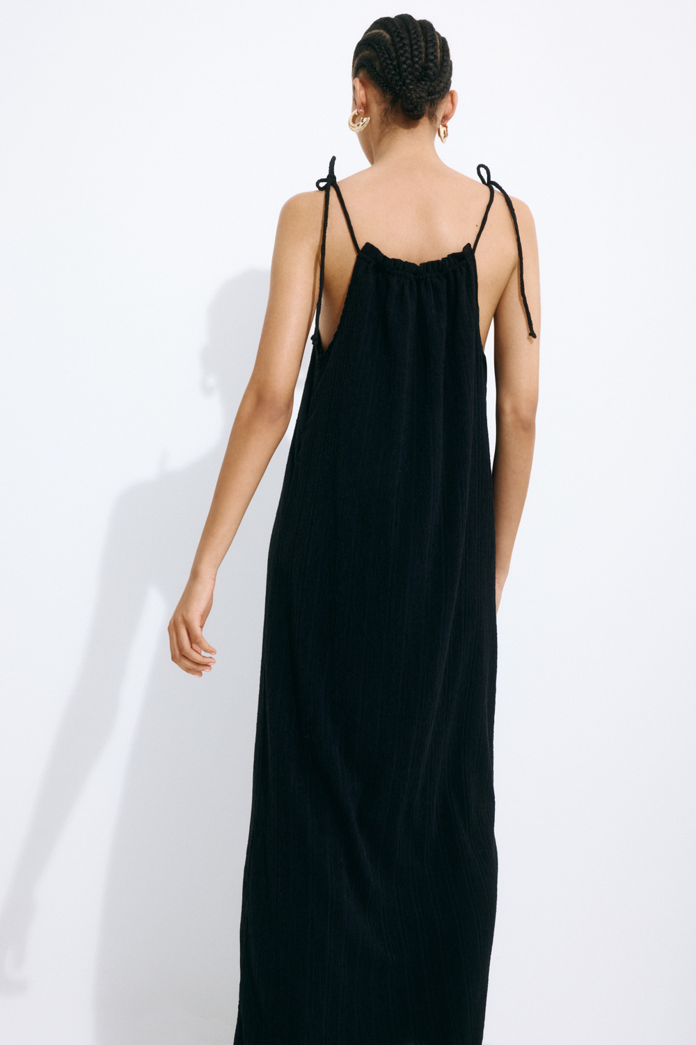Платье на завязывающихся бретелях из жатой ткани - H&M