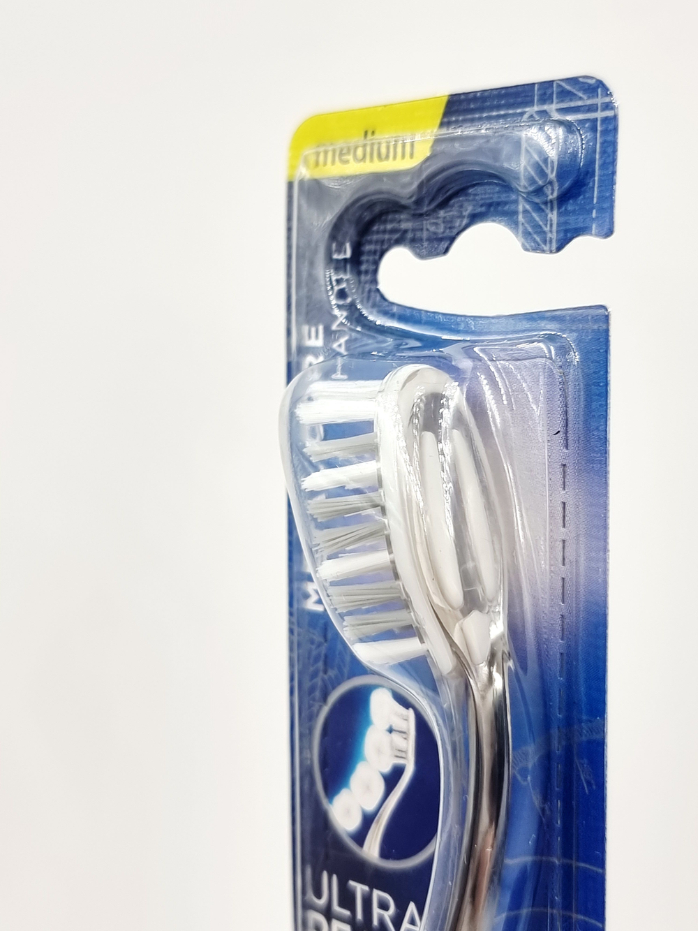 Зубная щетка Pepsodent Ultra Reach medium (серо-белая) 1 шт (Из Финляндии)
