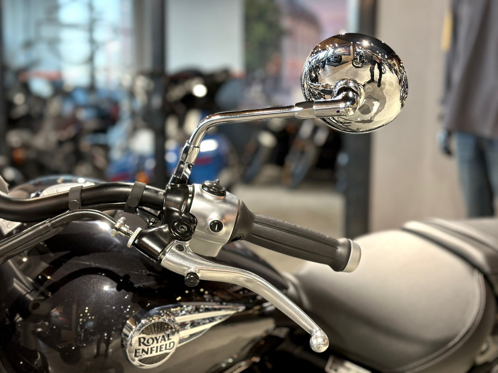 Royal Enfield Super Meteor 650 Astral Black (Base)