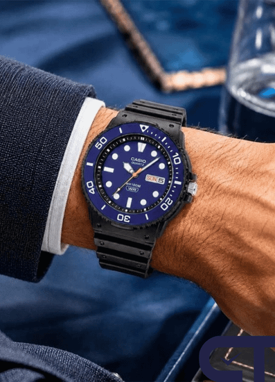 CASIO MRW-230H-2E — спортивные аналоговые часы с синим циферблатом