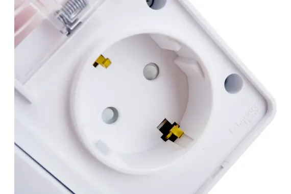 Выключатель Systeme Electric ATLASDESIGN PROFI 1-клавишный + розетка с заземлением IP54 накладной белый 36834