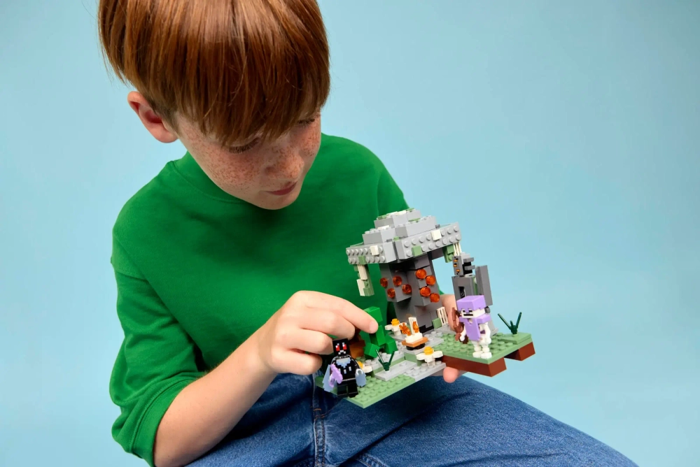 Конструктор LEGO Minecraft 21586 The Pale Garden