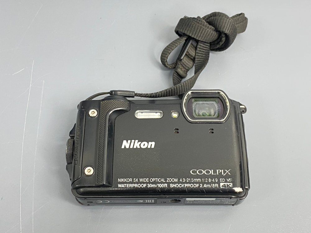 Nikon Coolpix W300 Присутствует затертость на объективе