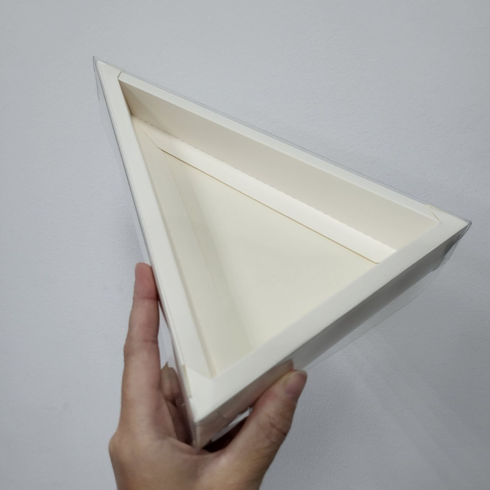 Коробка ТРЕУГОЛЬНАЯ 24*16*3,5 см для шоколада
