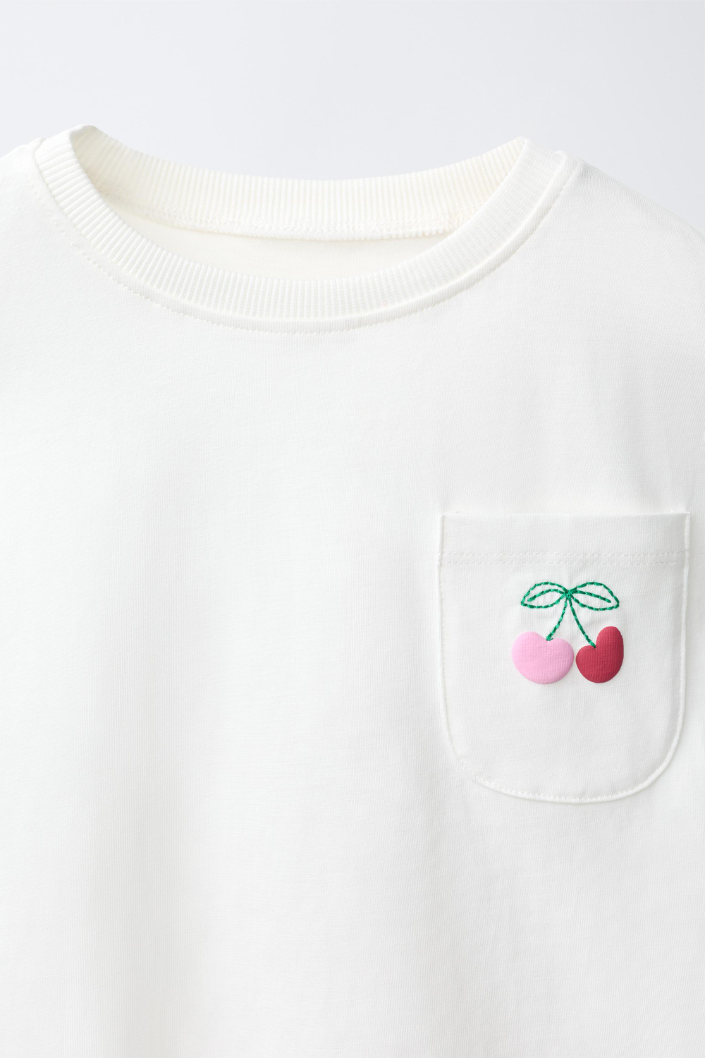 ZARA ФУТБОЛКА С ВЫШИВКОЙ И КАРМАНОМ, БЕЛЫЙ