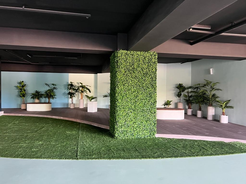 5.23. Вертикальное озеленение колонн искусственной зеленью в ЖК «Development Plaza»