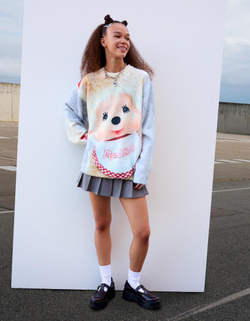 BERSHKA Свитер с принтом Monchhichi, бнлый