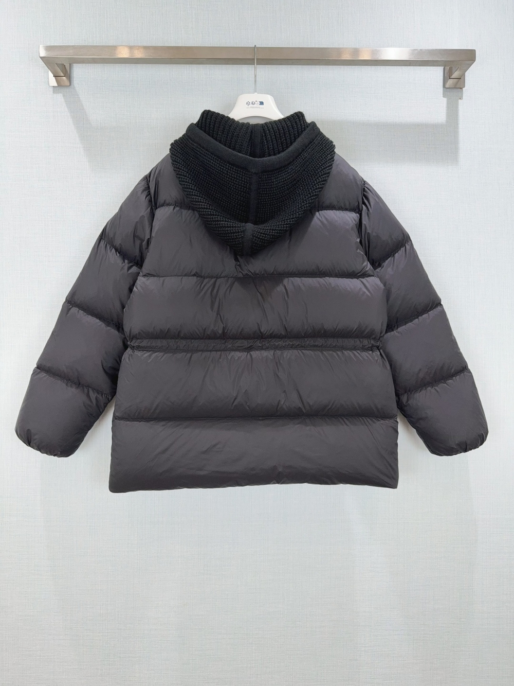 Женский пуховик Moncler с кулиской на талии — чёрный — фото 7