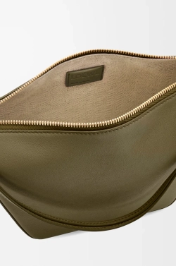 Loewe Мини сумка-хобо Hammock из классической телячьей кожи, темный хаки