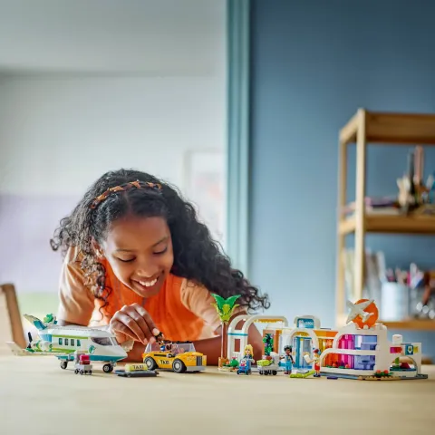 Конструктор LEGO Friends 42656 Аэропорт Хартлейк-Сити и самолет