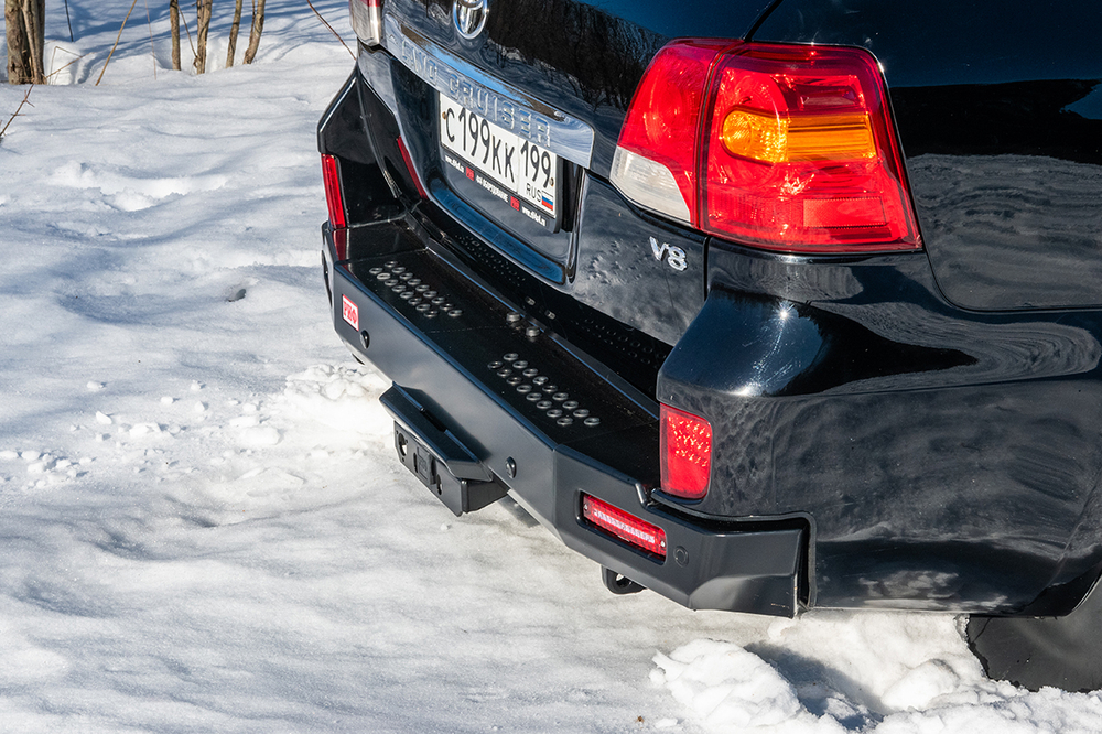Бампер силовой задний Toyota Land Cruiser 200 2012-2015 с квадратом под фаркоп и фонарями, стандарт РИФ