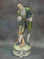 Статуэтка. Фарфор. Придворный господин. Capodimonte. Италия