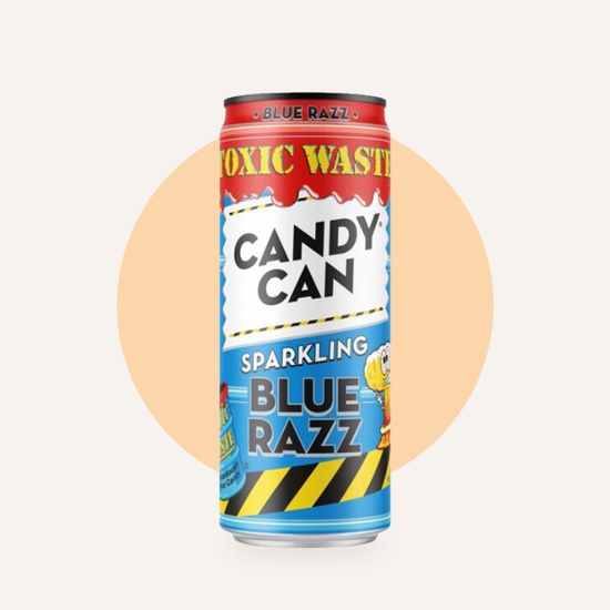 Газированный напиток Candy Can Toxic Waste Blue Razz 330 мл — упаковка на фирменном фоне OH MY GEEK
