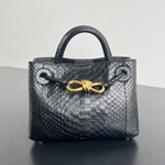 Сумка Bottega Veneta Andiamo Mini — чёрная с тиснением — фото 2