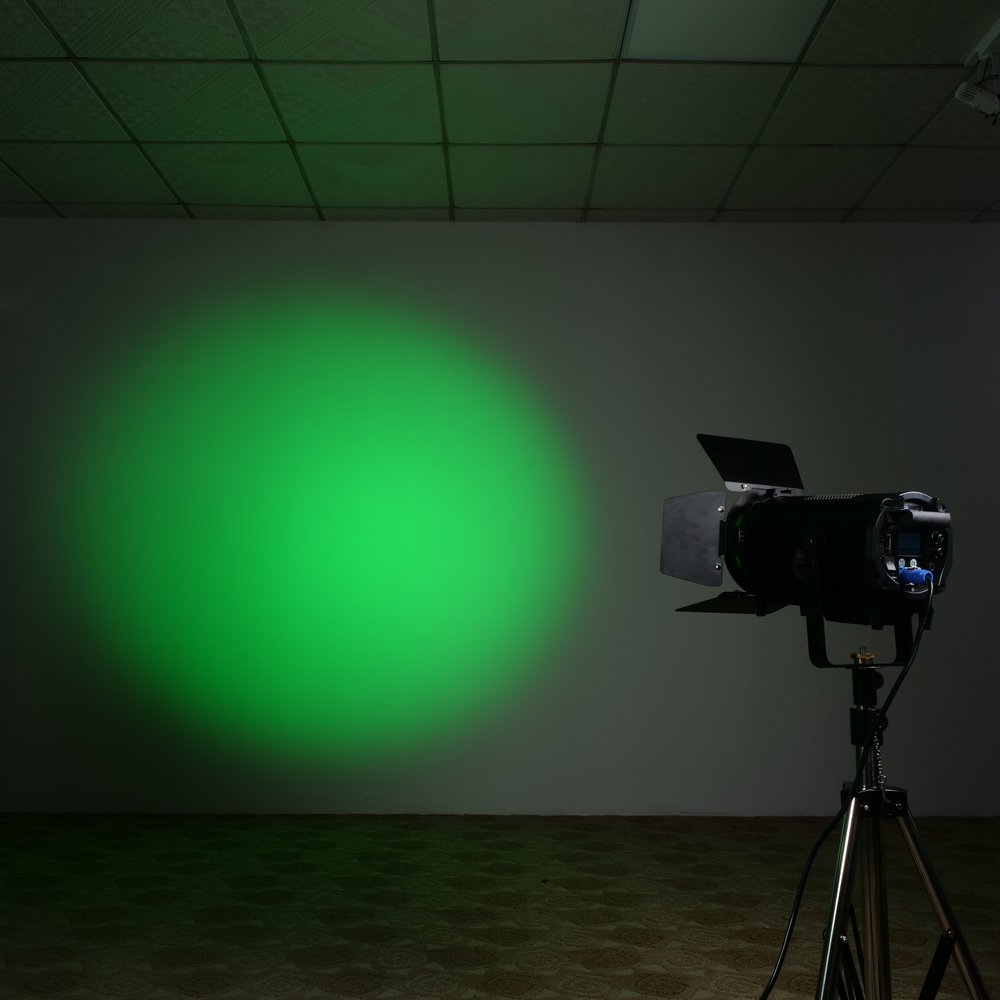 LED Fresnel Spotlight with Auto Zoom — Fresnel прожектор 350 Вт RGBW с авто-зумом 15–50°