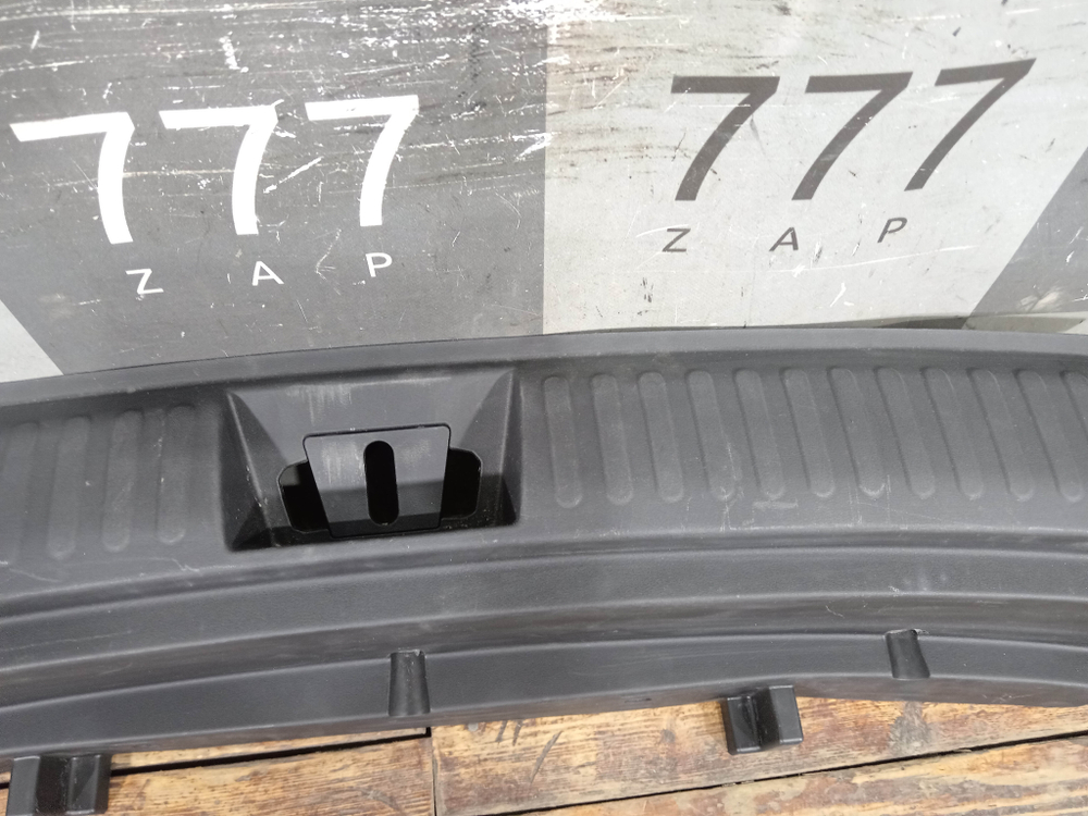Обшивка Накладка замка багажника Geely Atlas 2 23-нв Б/У Оригинал 6600273729B01