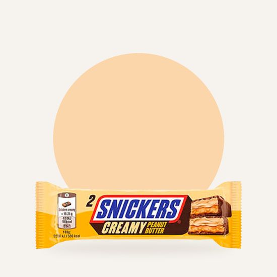 Шоколадный батончик Snickers с арахисовой пастой Creamy Peanut Butter Single 36 — на фирменном фоне OH MY GEEK