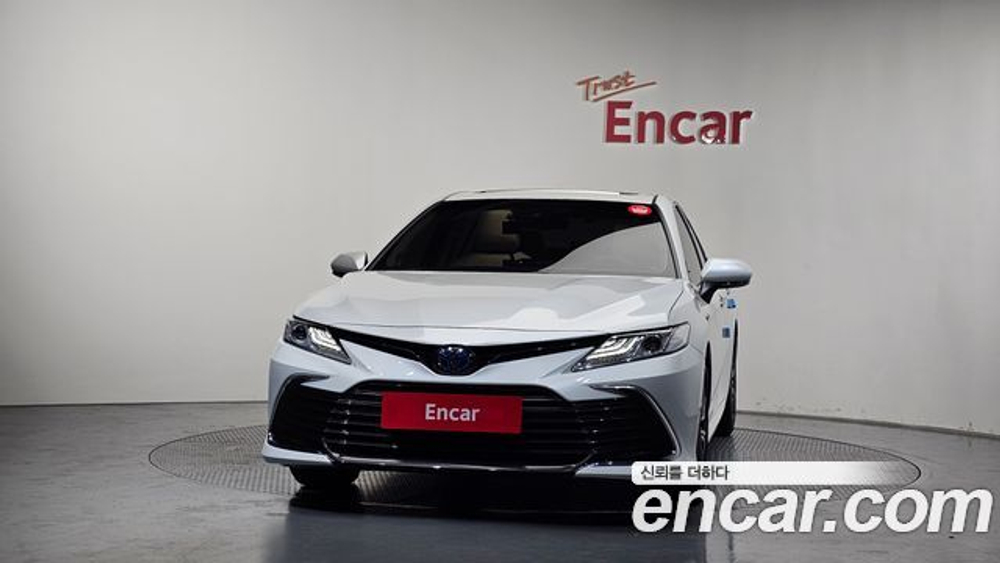 Toyota Camry 2.5 XLE Hybrid — 2024