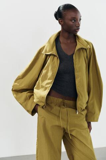 ZARA КУРТКА ИЗ ТЕХНИЧНОЙ ТКАНИ СО СБОДКАМИ, ГОРЧИЧНЫЙ