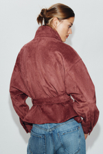 КУРТКА ИЗ ИСКУССТВЕННОЙ ЗАМШИ С РЕМНЕМ — ZARA