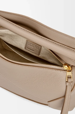 Loewe Маленькая сумка Puzzle Edge из мягкой зернистой телячьей кожи, песочный