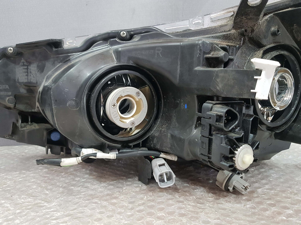 Фара правая Toyota Corolla (E180) 16-19 Б/У Оригинал 8111002L50