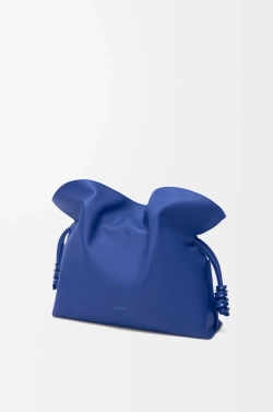 Loewe Сумка-клатч среднего размера Coil Flamenco из телячьей кожи наппа, ярко-синий