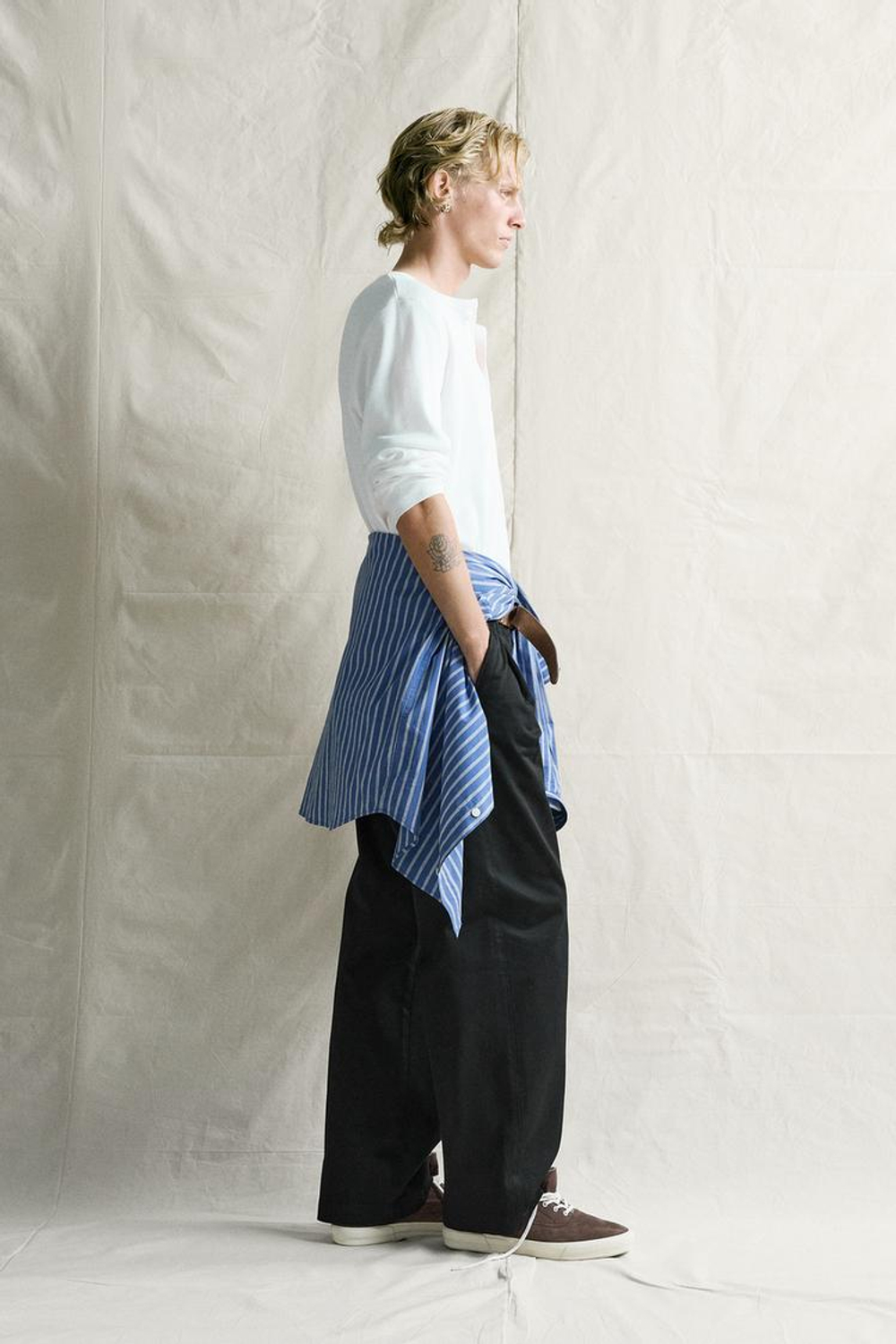 ZARA БРЮКИ ЧИНОС RELAXED FIT СО СКЛАДКАМИ, ЧЕРНЫЙ