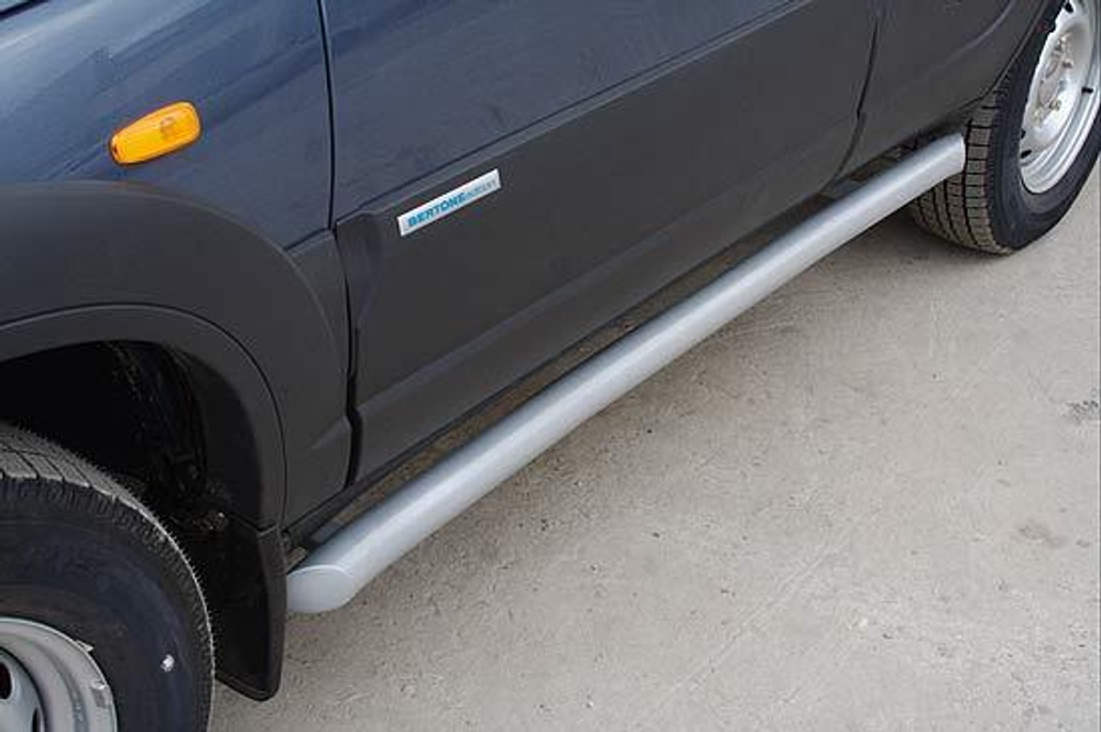 Пороги Chevrolet Niva (03.2009 -)/ Нива Тревел 'Труба изогнутая' d=63мм